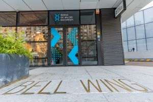 Investitorii au sfidat criza politică; BET a urcat cu 17%